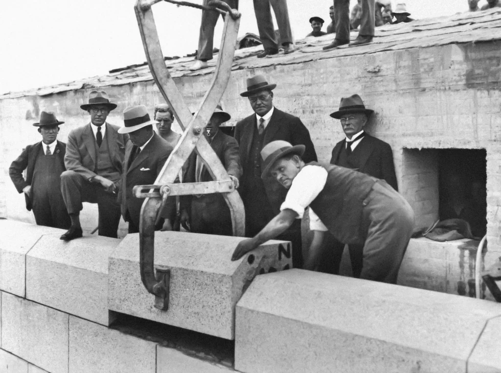 Workers set the last granite block on the Sydney Harbour Bridge, 1932